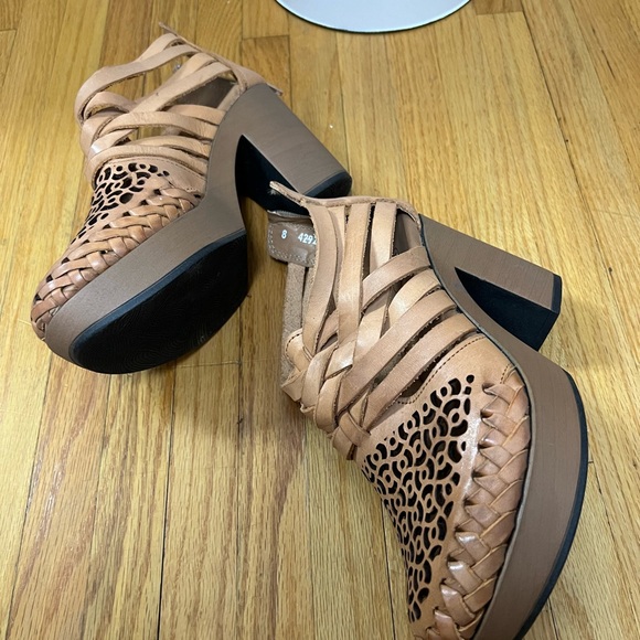 “Ethnic” Women's Tan Strap/Zipper Sandals SZ: (8) Leather NNBox New Tried On - Picture 10 of 10